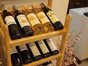 紹興酒はもちろん、日本のお酒やワイン、洋酒などアルコール類の品揃えもまずまずです