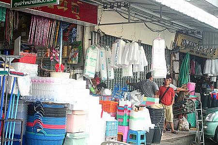 外食天国の「タイ」でははずせない発泡スチロールパックなどの日常必需品販売店。
