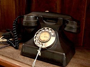 1万円前後の値段が付いた黒電話などの旧式の電話が並びます。どことなく懐かしいですね