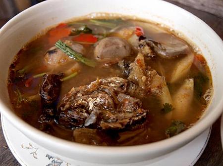 “ナマズのみりん干し”のスープがベースのトムヤム・スープ。何ともいえない香ばしいスープと少々グロいナマズの頭がアンバランスです