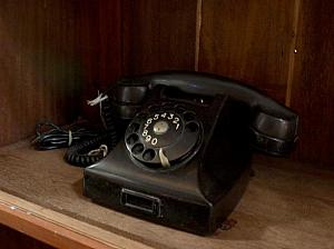 1万円前後の値段が付いた黒電話などの旧式の電話が並びます。どことなく懐かしいですね