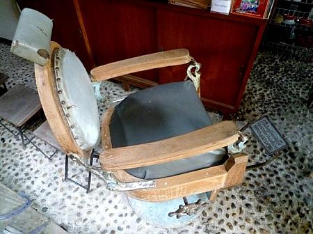 100年以上昔のものという床屋の椅子