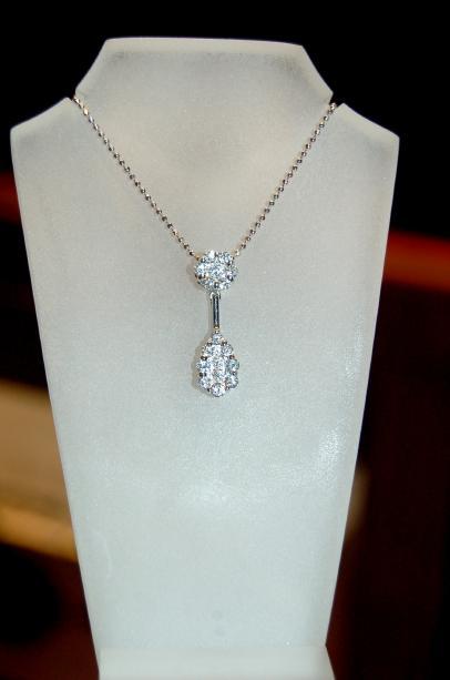 【K18ホワイトゴールド製ダイヤモンドペンダント：0,50ct(17pcs)】　歩くたびに上下のダイヤが揺れて光り、美しい輝きが目を捉えます<br>US$860