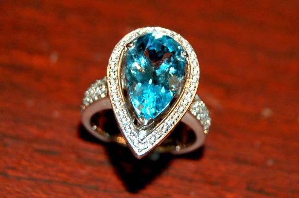 【K18ホワイトゴールドアクアマリン・ダイヤモンドリング：4,10(AQ)0.60(D)ct】　タイの海のように青く澄んだアクアマリンの指輪です。パーティに着けて行きたい指輪ですね\n<br>US$3100