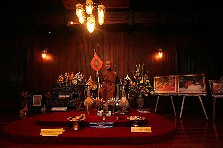 漢方薬の知識に優れており、庶民の病を治してあげたことでも尊敬されていたという「ルアン・ポー・チャム」（Luang Po Cham）