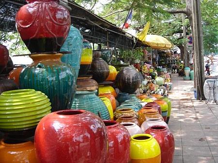 道路沿いには壺や噴水を売る店が、またその先、一歩道路からはいると庭木の店あり。