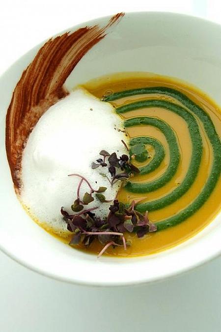 カボチャのブロート（スープ）・ほうれん草ヌードル・紫バジル入り<br>

隠し味程度にカレーの風味がするほうれん草のスープ。ピューレ状にしたほうれん草が爽やかさを加えています。