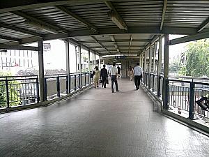 MRTシーロム駅からもスカイウォークを歩いていけるので安全