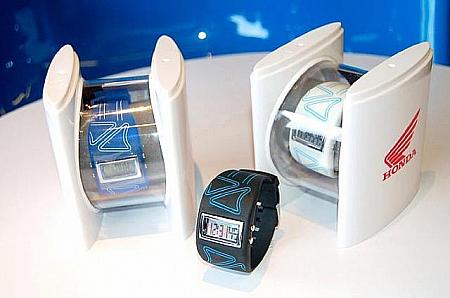 ホンダウォッチ　530バーツ
シンプルながらデザイン性のあるデジタル表示の腕時計。カジュアルスタイルにピッタリです。 