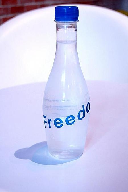 フリーダムウォーター　15バーツ。クセがなく飲みやすい水です。 