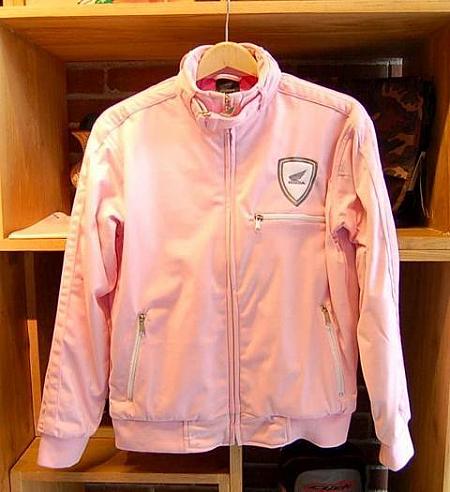ジャケット　ウイング　スポーツ　ガール　830バーツ\n女性には可愛いピンクカラーが用意されています。彼氏が「ボーイ」なら、彼女は「ガール」。 