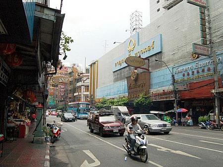 Yaowarat通りにでます。この界隈が中華街