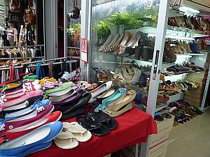 タイの女の子の家には靴が山ほど！