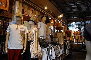 バンコクで流行りの洋服などが多くあるセクションです。