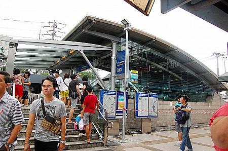 MRT（地下鉄）ガムペーンペット駅の２番口をでて左手が「セクション１」です。