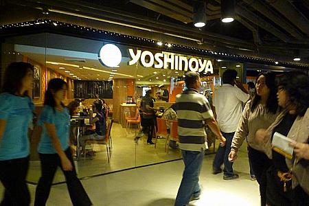 吉野家バンコク第１号店は比較的高めの日系レストランの中でも安い値段でタイ人のハートを掴みます。