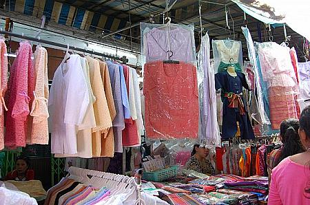 タイの伝統衣装が店先並び子どもの衣装も勢ぞろい
