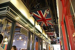 隅々まで手を抜かず天井までもイギリスの国旗で埋まります