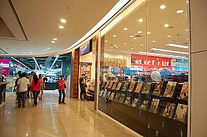 タイの雑誌や本、洋書などがある本屋。