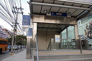 MRTラマ９世駅２番出口をでるとSCのメイン出入口があります