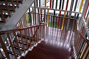 階段は色味が綺麗な木材