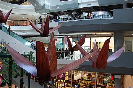 店内には大きな木製の折鶴が掛けられています