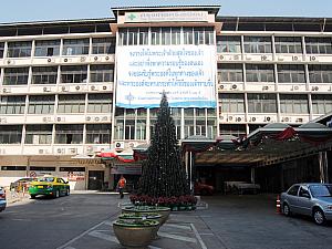 150mほど進むと右にバンコク　クリスチャン病院