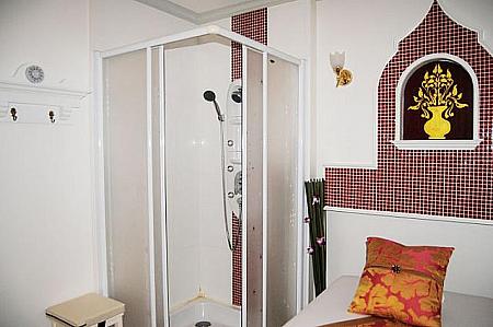 プライベートルームにはジェットシャワーの付いたシャワーブースがあります