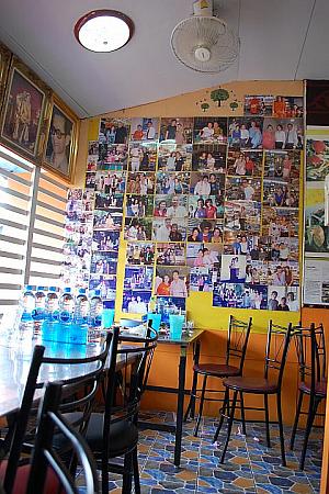 オレンジの壁には有名人と一緒に撮った写真がたくさんあります