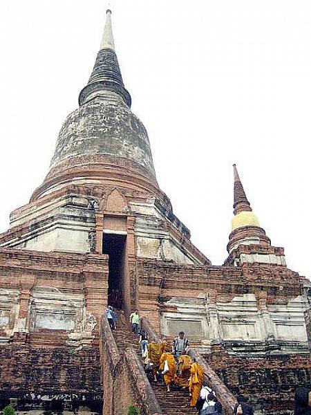 ワットヤイ　チャイモンコンの仏塔は高さ72メートル