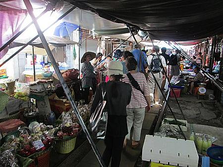日傘で覆われている青空市場