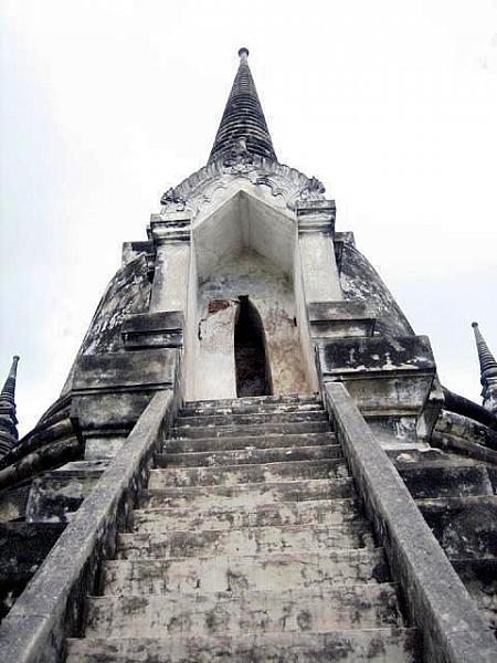 スリランカ様式の3基の仏塔