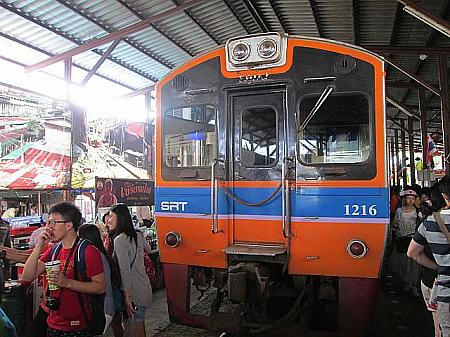 タイの国鉄「メークロン線」の始発駅
