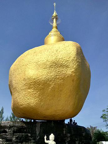 ミャンマーの奇跡の岩＝ゴールデンロック　のレプリカ？