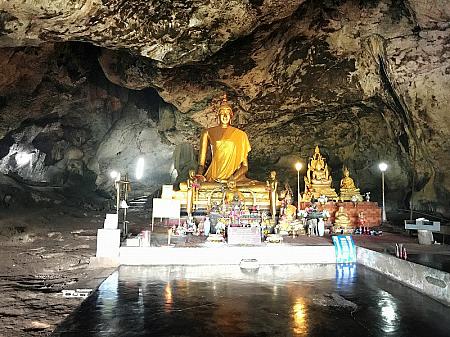 洞窟には仏像があります