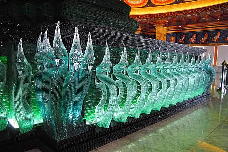 仏舎利奉安塔の土台にはガラスで出来た80頭の竜王