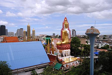 大仏塔から見たワット　クンヂャンの大仏像