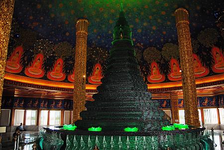 エメラルド色の仏塔