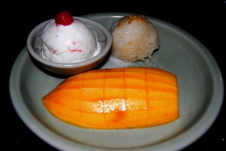 マンゴーと餅米　アイスクリーム添え（2コース共通）