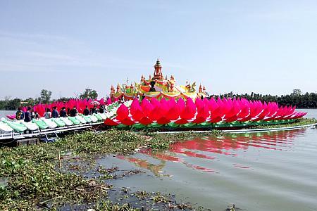 仏様の台座にある蓮の花をモチーフににしたピンクの浮き島