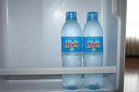 冷蔵庫の中の有料のお水 