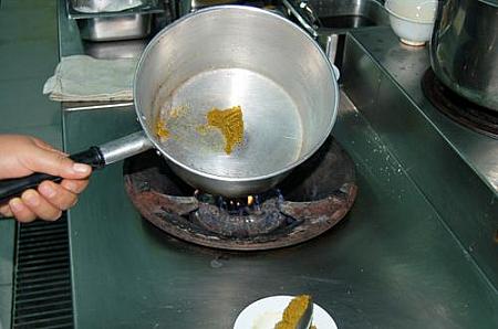 グリーンカレーペーストを鍋に入れ、火にかけます。