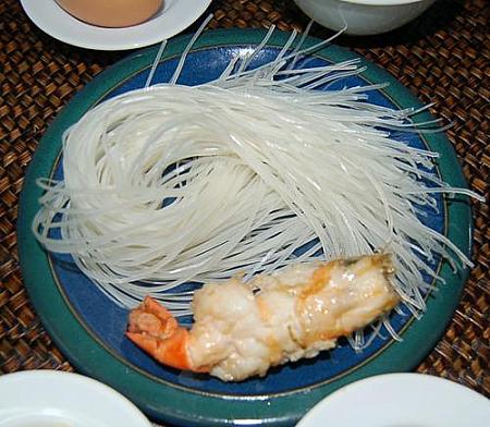 センレック(米から出来た細麺)&海老 <br>

パッタイで1番大事な材料。海老は屋台では通常付いてきませんが高級料理店のパッタイにはついているところもあります。