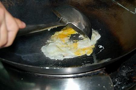 2. 温度が上がったところで卵を入れ、かき混ぜていきます。