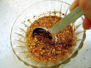 9. ナムプラー、マナオの絞り汁、砂糖をよく混ぜ合わせ、砂糖が溶けたら、粉唐辛子を加えてさらによく混ぜ合わせる。
