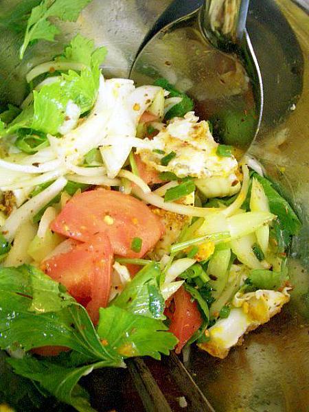 10. ボウルにトマト、玉ねぎ、セロリ、セロリの葉、万能ネギ、パクチー、卵、9.のタレを入れて全体をさっくりと混ぜ合わせる。
