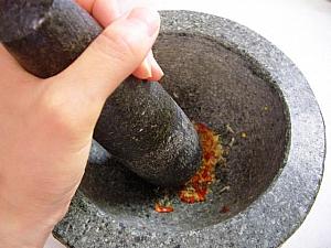 4. 唐辛子は種を取り除き、ニンニクと一緒にクロックで叩く。
☆クロックがない場合はすり鉢で代用
