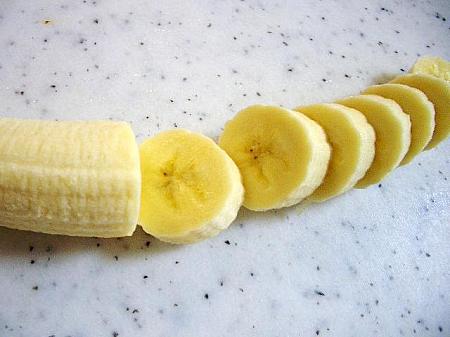 4. バナナは皮をむいて輪切りにする。
