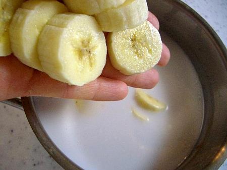 6. 沸騰したらバナナを加えて３分程度煮こむ。
