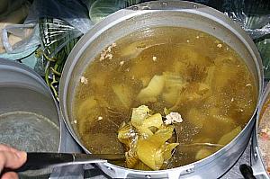 ゲーンジュートパックカドーン<br>根菜の漬物をスープの具にしたもの。だしは豚骨です。\n